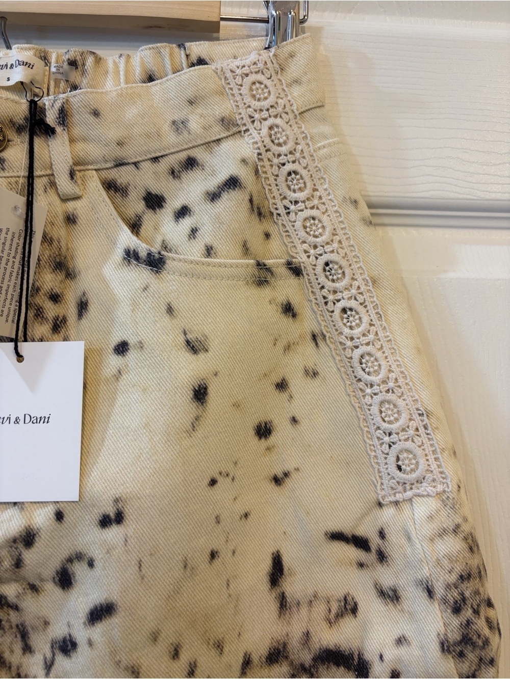 DAVI & DANI Snow Leopard Print Lace Trim Barrel Pants NWT Wide Leg - Picture 4 of 7